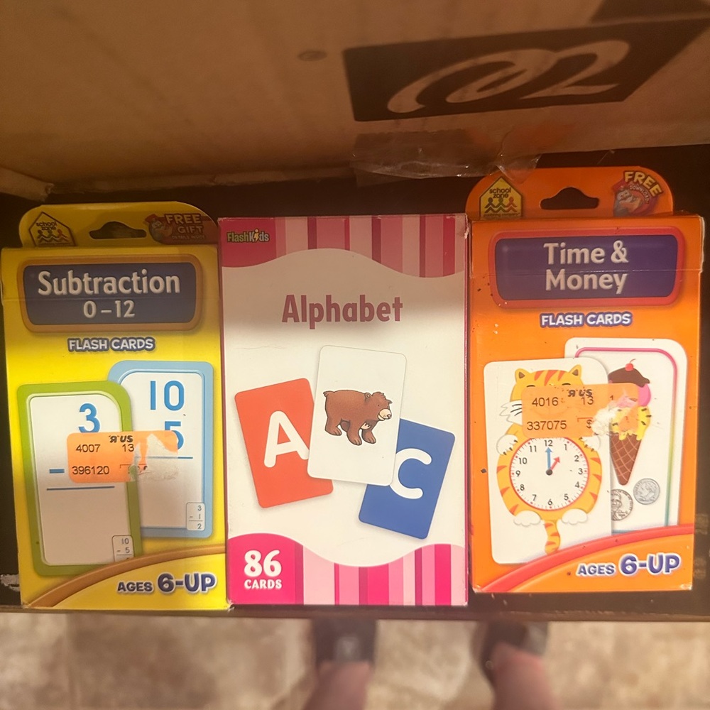 Kid learning flash cards